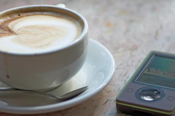 Zune junto a una taza de café